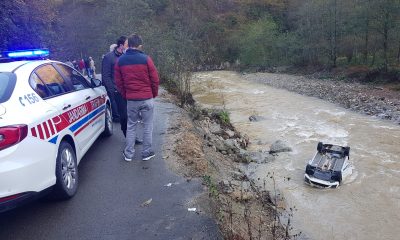 Güce’de  Dereye Yuvarlanan Otomobilin Sürücüsü Kayboldu