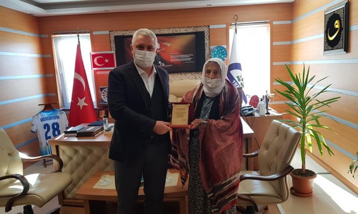 90 Yaşındaki Nineden Başkan Boduroğlu’na Anlamlı Plaket