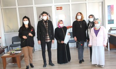 Ak Parti Güce Kadın Kolları, Kadınlar Günü’nde Çiçek Dağıttı