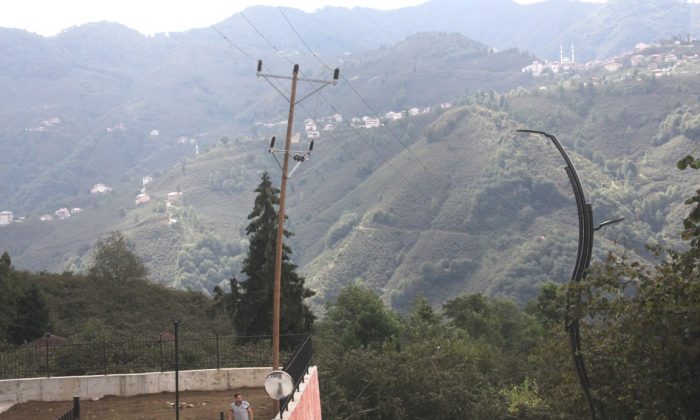  Güce’de Hastane Kapısındaki Yüksek Gerilim Direği Tehlike Saçıyor