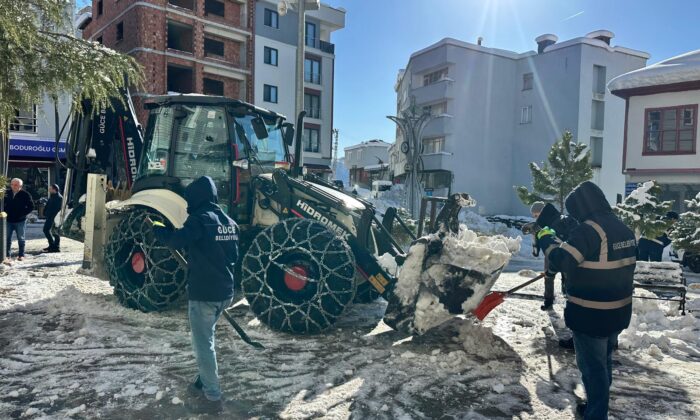 Güce Belediyesi Kar Temizleme Çalışması Başlattı